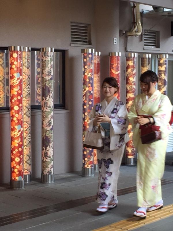 kimono-ladies-at-train.jpg